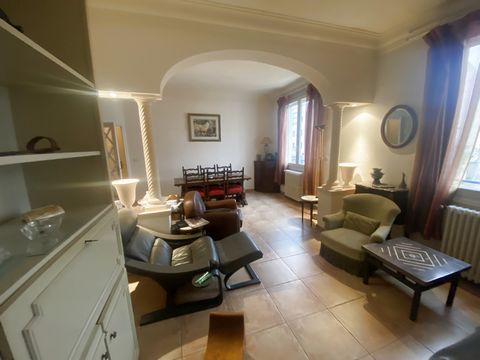 Perpignan la Lunette, a lot of character for this townhouse from the 60s totalling 180 m2 of living space It has on the ground floor, a bedroom of 22 m2, a 2nd bedroom, a kitchen, a shower room and a garage of 18 m2. Upstairs: a bright double living ...