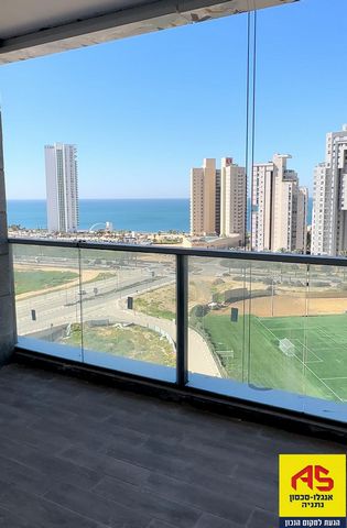 Dans le nouveau quartier 'OCEAN PARK' à Netanya, une nouvelle construction dans un immeuble luxueux face à la mer. 4 chambres et 3 salles de bain complètes au 10ème étage, avec une cuisine moderne, un balcon de 25 mètres, 2 places de parking et un es...