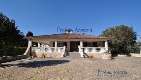 Villa for sale in the countryside of Carovigno the 'City of Nzegna', located in an oasis of peace in the beautiful Apulian countryside. The villa consists of an entrance hall, a large and bright living room with a characteristic wood-burning fireplac...