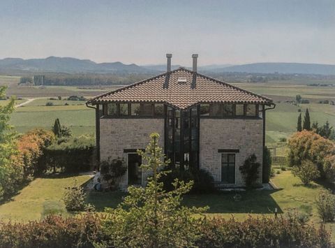 Attention! ð¡ð¿ Are you looking for a dream corner in the middle of nature? This spectacular detached villa offers you that and more. Located just 10 minutes from Vitoria-Gasteiz, this architectural treasure is located in Argómaniz, surrounded by bre...