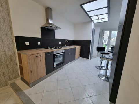 New at Boost-Immo! Discover this pretty townhouse in the heart of Hénin-Beaumont, in a quiet street. It offers on the ground floor a living/dining room, a refurbished kitchen, a shower room and separate toilet. Upstairs it will offer you a bedroom an...