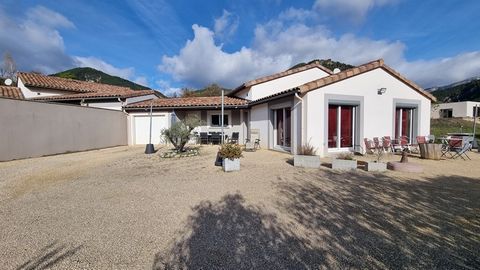 In a residential area, on a plot of 840m2, a pretty villa (semi-detached on the garage side) on one level of about 100m2. Built in 2009, which consists of an entrance hall with cupboard, a large living room open to the fitted kitchen, two large bedro...