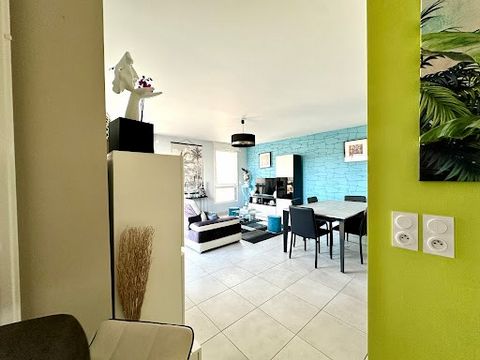 SAINT CYR LOIRE CENTER T4 APARTMENT ELEVATOR TERRACE THREE PARKING PARKINGS This beautiful apartment located on the 2nd and last floor with elevator of a very good standing condominium. It is located in a wooded environment on the edge of the Choisil...