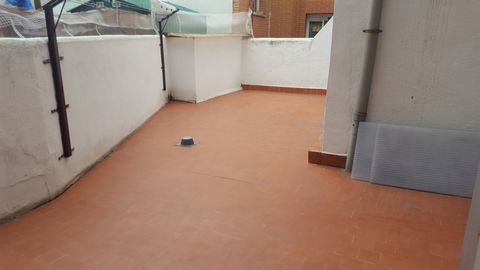 For sale ground floor in San Sebastián de los Reyes, three bedrooms with fitted wardrobes, bathroom, patio that can be used for being the ground floor, kitchen and living room. Recently painted, the floors are ceramic, double glazed windows. Heating ...