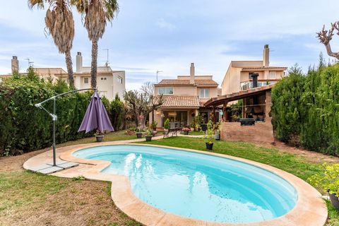 Welcome to this magnificent property located in the prestigious Alfinach urbanization, in Puzol, Valencia. This stunning detached villa offers a luxury lifestyle in a privileged natural setting between the Sierra Calderona and the Mediterranean Sea. ...
