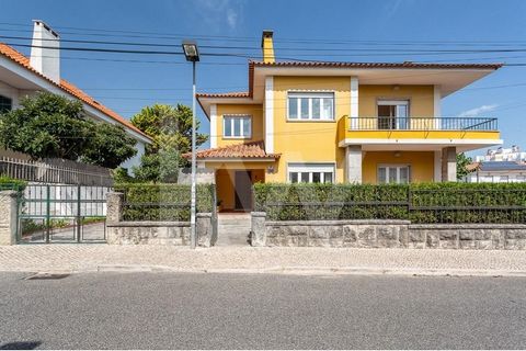 4 bedroom house in a very quiet street in Linda a Velha, in a residential area, next to a tree-lined square. With 240m2 of gross private area and 45m2 of dependent area, it consists of two floors, and garages with access from the outside. This house,...