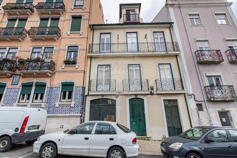 PROPERTY SOLD VACANT Located in Largo do Mastro, next to Campo dos Mártires da Pátria, is this Pombaline building. This building stands out for its striking presence and functionality, offering a variety of spaces that combine historical charm with m...