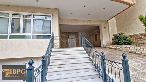 Modern appartement licht te koop in Keratsini / Piraeus met 3 grote balkons. Gelegen op de 1e verdieping, woonkamer van 75 m². Het bestaat uit: Lichte woonkamer, keuken, 2 slaapkamers, badkamer en wc, garage en berging. Autonome olieverwarming, veili...