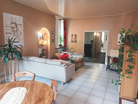 Anne and Nathalie offer you in the medieval city of Carcassonne, in the heart of the city and close to shops, an apartment of 155m2 of living space on the first floor in an old building in co-ownership. As soon as you enter, you will be seduced by a ...