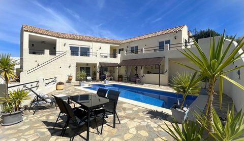 Located on the edge of the picturesque Spanish village of La Huelga you will find this spacious villa with apartment. This fully south-facing villa is very bright and offers breathtaking views of the rural landscape and surrounding mountains. The vil...