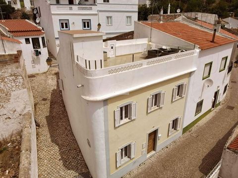 Located in Loulé. Many of its original architectural features have been conserved to achieve a well-kept look that is at the same time traditional and welcoming. Comprising on the ground floor living room, large kitchen, pantry, bathroom and even an ...