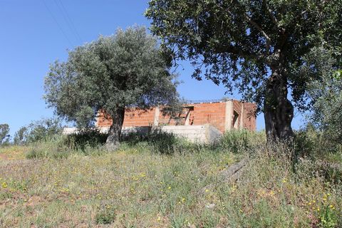 Located in Loulé. The plot is located in a rural area with stunning views of the hills and valleys, and has a project approved for a detached house of 220m2 with three bedrooms, two bathrooms, a living room, a kitchen and a covered terrace. The plot ...