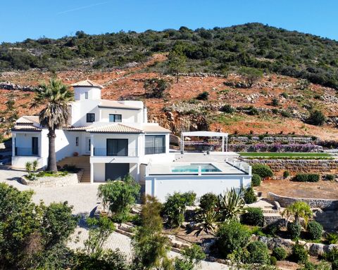 Wanneer u via een kleine landweg aankomt, zal deze mooie villa zich langzaam openbaren, genesteld op de glooiende heuvels, aan de rand van het dorp Santa Barbara de Nexe. Het ligt op slechts 2 km van het centrum van het dorp en biedt een prachtig uit...