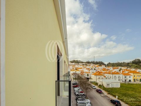 Apartamento T2 com 95 m2 de área bruta privativa, inserido no empreendimento Jardins da Lezíria, em Coruche. Sobre as margens do Sorraia, maior afluente Português do Rio Tejo, desenvolve-se o projecto residencial Jardins da Lezíria, composto por vint...