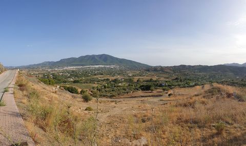 Residential plot with project already in place in a popular urbanisation in Coín. This south facing plot has simply magnificent views of the countryside and the Mijas mountains. The plot is gently sloping, with green zones in front and to the side. T...