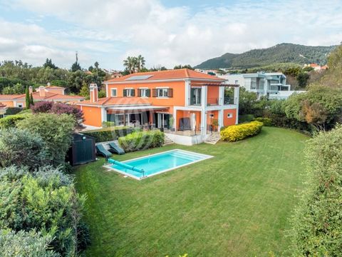 4+1 bedroom villa, with 345 m2 of gross construction area, set on a plot of 1,400 m2, with garden and swimming pool, in the gated community of Quinta da Beloura, in Sintra. The villa is spread over two floors. The ground floor comprises a 30m2 entran...