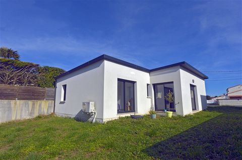 In Royan, in the south of Charente-Maritime. New contemporary single-storey house with a surface area of approximately eighty-one square meters and a garage on a fully enclosed plot of approximately three hundred and ninety-two square meters. It cons...