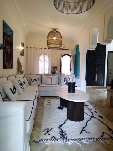 Located in Marrakech. Spacious duplex of 126m² spread over two levels, offering a functional layout. Furnished, featuring two comfortable bedrooms, a welcoming living room for moments of relaxation with family or friends, a dining room, two bathrooms...