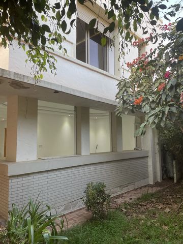 Located in Rabat. Spacious house of 300 m2 on 2 levels to renovate in the heart of the aviation district. It is composed on the ground floor of 2 living rooms and kitchen with direct access to the garden, a spacious living room and a reception bathro...