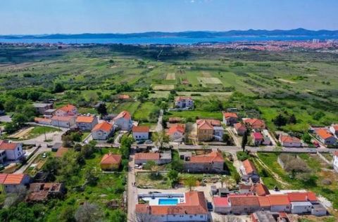 Erstaunliche Villa eines Festungstyps mit mit einem Gatter geversehenem Garten und Swimmingpool, Stadtrand von Zadar! Die Gesamtfläche beträgt ca. 176 m2, das Grundstück ist 291 m2 groß. Villa steht zum Verkauf voll möbliert, ausgestattet mit allen G...