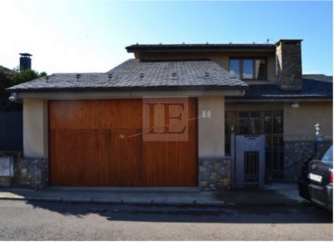 Total surface area 258 m², house plot area 472 m², usable floor area 250 m², double bedrooms: 4, 2 bathrooms, 1 toilets, age ebetween 10 and 20 years, carpintería interior, fireplace, kitchen, dining room, state of repair: in good condition, utility ...