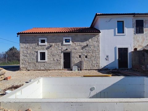 Maison mitoyenne en pierre de 134 m². avec piscine est proposé à la vente après rénovation complète. Ce bel immeuble en pierre mitoyen avec piscine est situé dans les environs de Dobrinj. Il est situé à quelques kilomètres de la mer dans un endroit c...