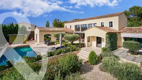 This stunning property showcases modern, original architecture and clean lines, top quality finishes, generous proportions and offers more than 300m² of living space. The rooms are bathed in natural light, benefitting from large windows, but the most...