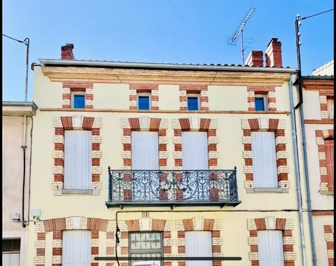 This large town house, completely renovated with quality materials, is located in downtown Albi. It consists of two floors and a ground floor. On the ground floor, there is a fitted and equipped kitchen, a living room, an office, a bedroom and a bath...