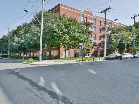 Fully renovated unit located on the Lachine Canal. Open living area with unobstructed views, large windows, kitchen with central island, modern bathrooms, wall-mounted air conditioning, storage locker and heated garage. Direct access to bike paths, B...