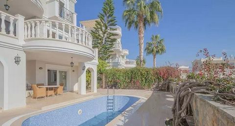 ALANYA /KONAKLI Denna villa, som ligger i Alanya Konaklı, sticker ut som en central men privat och ljudlös plats där det är möjligt att äga en villa på strandsidan av huvudvägen. 250m2 boyta Perfekt utsikt över Medelhavet och Taurusbergen. Privat upp...