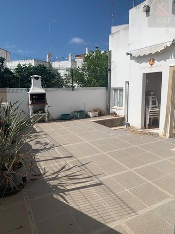 For sale semi-detached villa in Pedra Mourinha in Portimão. There are two independent entrances, one of them gives access to the main villa and the other to the outdoor patio and annex. The villa has 3 bedrooms, 2 bathrooms, living room with access t...