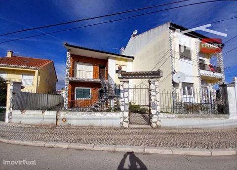 Fantastic Bi-Family villa composed of 3 room divisions, in a privileged and much sought after location, in the parish of São Francisco, in the municipality of Alcochete. In this fantastic property, located at the level of the first floor, we will fin...