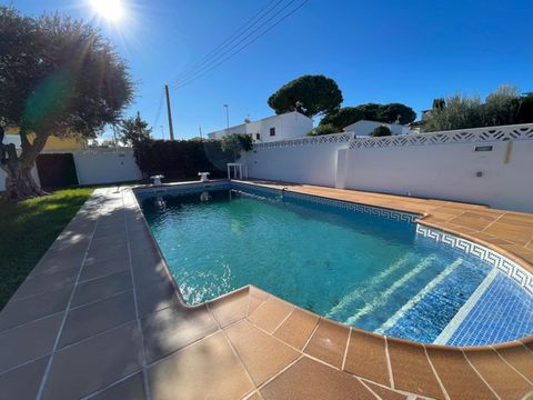 House in the Riells area of Dalt a l'Escala Costa Brava located in a very quiet area just 1,250m from the Riells beach and its shops. There is a constructed area of 264m2 on a large plot of 886m2. Private pool, large garden surrounding the entire hou...