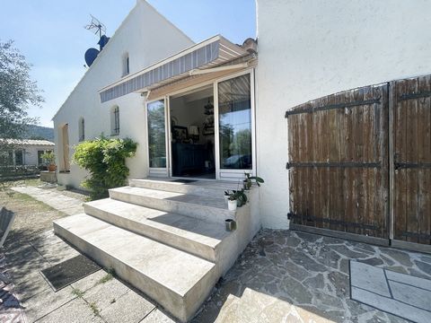 Exclusive, traditional single-storey villa, ideally located in a quiet area in the town of Gonfaron. This property has a large living room, with insert in fireplace, opening onto a terrace with beautiful volumes. On the night side, 3 bedrooms (includ...
