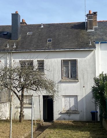 ECLUSIVITE - Saint-Nazaire - Quartier médiathèque - Maison d'environ 75 m2 habitable ( Environ 108 m2 au sol ) avec jardin et garage sur 3 niveaux à rénover entièrement ( Tous corps de métiers ) . Budget : 158.985 EUR - Honoraires à la charge de l'ac...