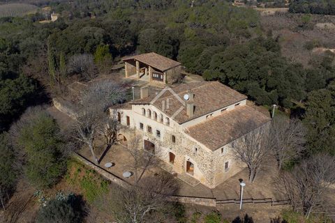 Located in the picturesque Catalan countryside, just minutes away from the vibrant city of Girona, this extraordinary countryside estate spans over 15.3 hectares of land. With a total area of 952 square metres, this property offers the perfect blend ...