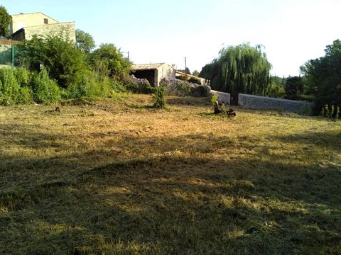 The Christine Miranda real estate agency offers for sale a magnificent building plot of 1430 m2 flat. Facilities on the edge of the land, swimming pool. Soil study done. Mains drainage. Free builder.