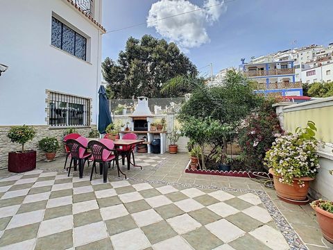 For sale independent villa in the most privileged street of Tolox, a town that is located in the heart of the Sierra de las Nieves National Park. It has 4 floors consisting of 380 meters in total built on a plot of approximately 530 meters. The prope...