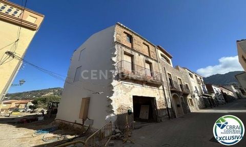 The house is located in the heart of the charming town of Palau Saverdera, surrounded by cobbled streets and traditional Catalan-style buildings. At first glance, the house looks old and in need of a comprehensive reform, but its structure is solid a...
