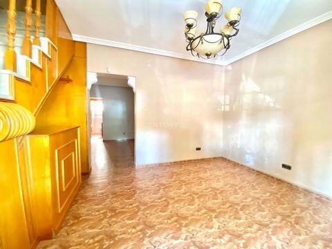 We offer you a duplex home in the residential neighborhood of Santo Domingo, in El Ejido. House with 3 bedrooms and another room that has been used as a laundry area. Furnished kitchen, current and bright. The house has a large entrance room attached...