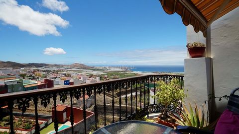 Duplex apartment on the top floor of a three-storey building, consists of three bedrooms, two full bathrooms, kitchen and living room attached to the terrace with almost unbeatable views of everything. The apartment is located in the centre of Gáldar...