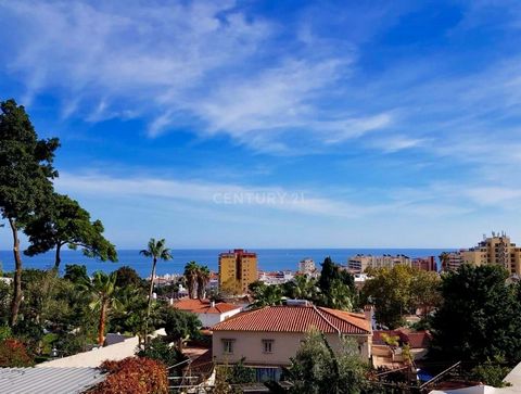 Villa met uitzicht op zee gelegen in Montemar (Torremolinos) een rustige omgeving op een paar meter van het strand van Carihuela, heeft 8 kamers waarvan 6 slaapkamers en 1 woonkamer zich in de villa bevinden en 1 kleine studio bij de ingang van de vi...