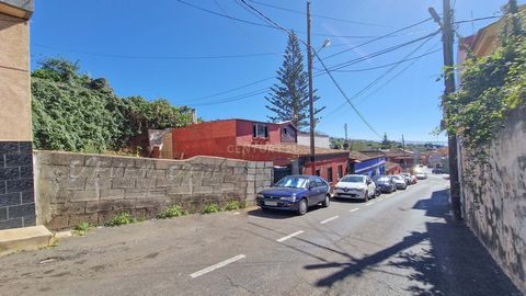 Terreno urbano consolidado de 160m2 en calle Waque, dentro del término municipal de Tacoronte, en la zona El Cantillo, a tan solo 1.500 metros del centro de la ciudad. Dentro de las características de edificación permitidas en la zona, el terreno es ...