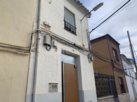 vivienda adosada para reformar en venta en la localidad de Corral de Almaguer, provincia de Toledo de 210 m² distribuidos en 4 habitaciones y 2 cuartos de baño.