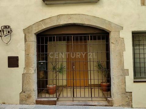 Welcome to a gem in the heart of Torroella de Montgrí! This beautiful commercial space of 124 square meters offers a unique opportunity for investors and those looking to have their second residence in a privileged location. Admire the authentic beau...