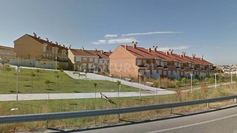 ¿Buscas una vivienda en la población de Cuéllar? Nosotros la tenemos. Excelente oportunidad de adquirir vivienda, bien distribuida en 3 dormitorios y 3 baños, ubicada en la localidad de Cuéllar, Segovia. Se ofertan viviendas unifamiliares adosadas en...