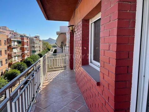 Apartment for sale located in the center of La Llagosta, just 2 minutes from the Town Hall and 4 from the CAP, as well as being surrounded by all kinds of necessary services. With a total of 107.40 useful m² distributed in a living-dining room with a...