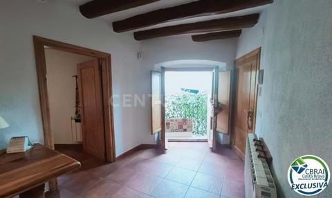 Charming residence in the heart of Espolla, with the picturesque beauty of a rustic house that will captivate you. Ideal for immediate move-in, although it is important to note that the ground floor requires some renovation. Upon entering, you are gr...