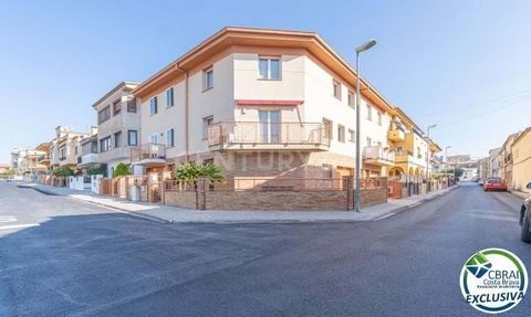 House for sale of 189m2, garden and terraces. On the ground floor there is a hall and a large garage. On the first floor we have a spacious living-dining room with access to a terrace, a separate kitchen with access to a laundry room and a sink. On t...