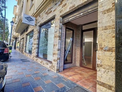 Comercial space located at Calle Inca 7 (Fuengirola), surrounded by local shops and residences. It consists of 189 m2 distributed in removable sections with 1 toilet. Plenty of natural light enters through the large windows at each end of the premise...